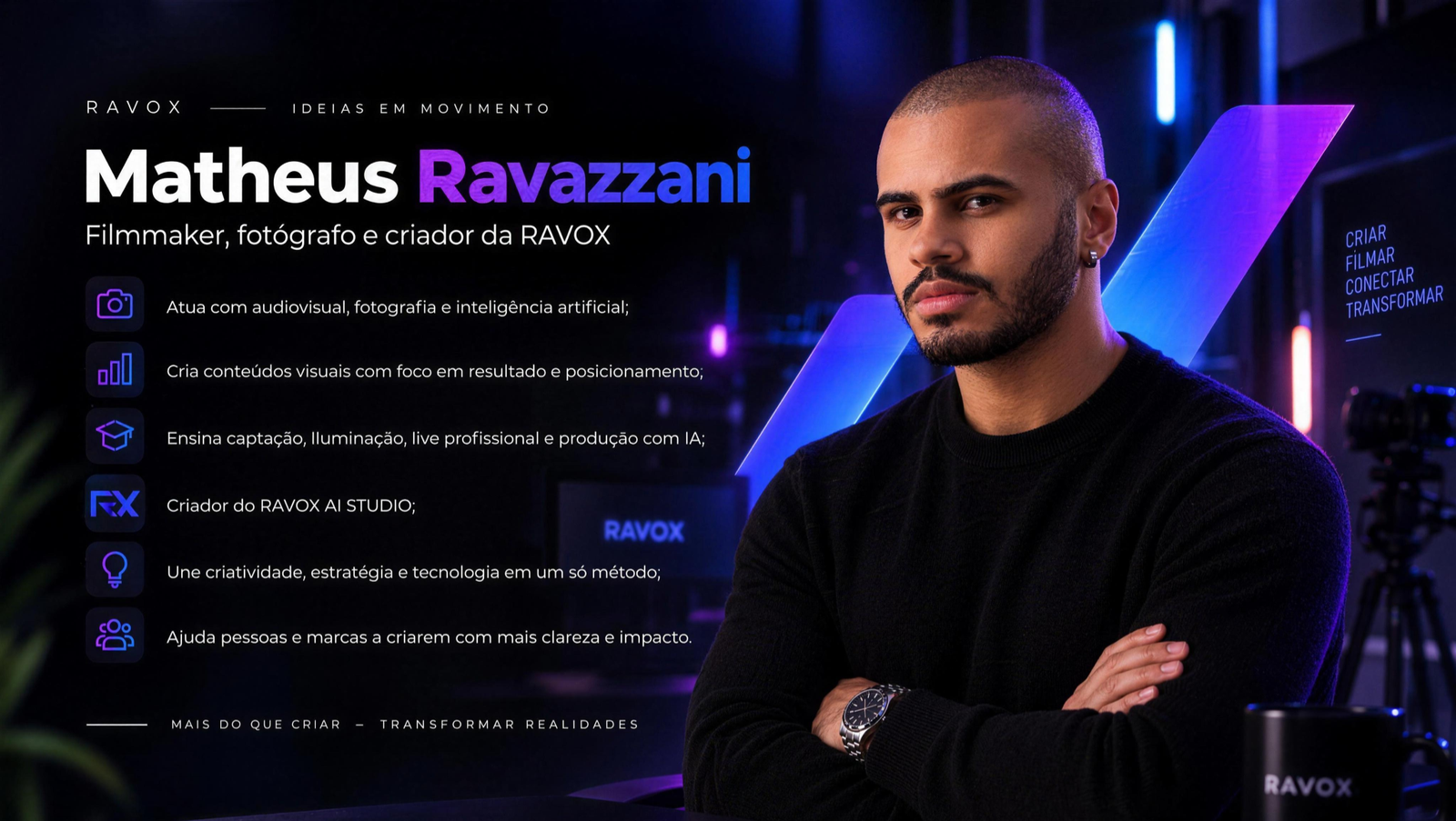 Matheus Ravazzani de braços cruzados em um estúdio com iluminação neon azul e roxa.